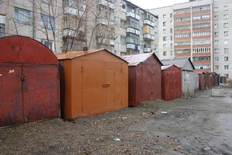 Под многоквартирным домом гараж. Гаражи. гараж металлический. гараж российский.
