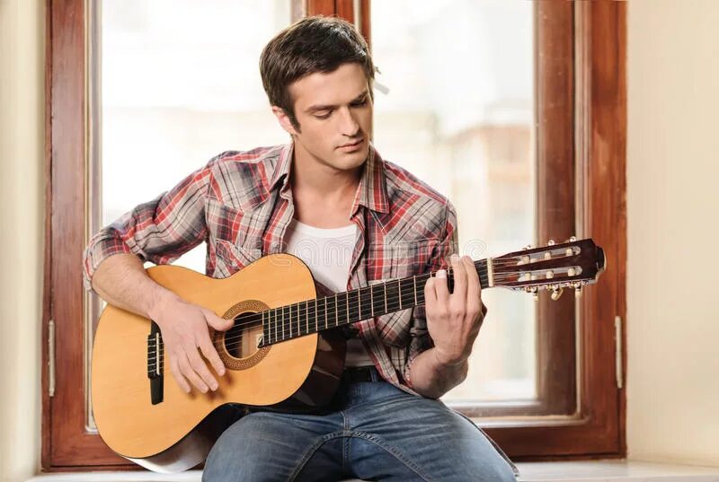 Человек с гитарой. Человек играющий на гитаре. Акустическая гитара в руках. Ллойд лоар. Гибсон мильковского.