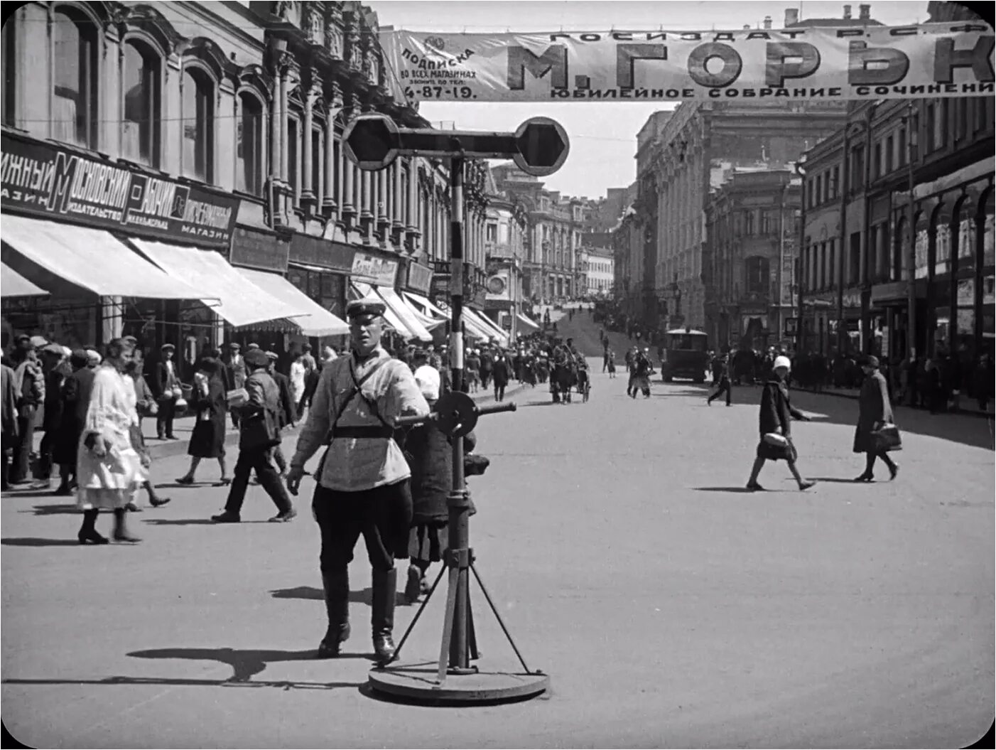 1929. Человек с киноаппаратом 1929. Первый светофор в Москве 1929г. 1930 - Первый в Москве светофор. Первый светофор в Москве в 1929 году.