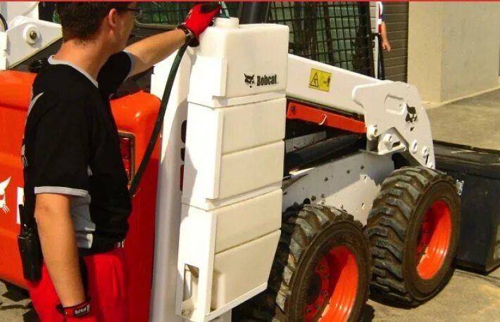 Комплект для орошения водой Bobcat. Bobcat 7108991 бак. Бункерная щетка Bobcat. Подметальная щетка для Бобкат с водой. Оборудование bobcat