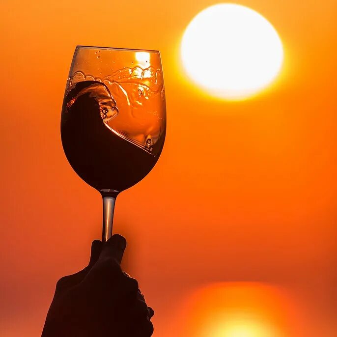 Бокал вина утром. Солнце в бокале. Бокал вина на закате. Вино на закате. Закат в бокале.