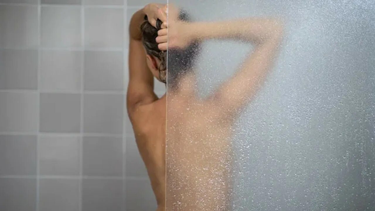 Лицо девушки под дождем. Душ. Фотосессия в душе. Девушка в душе фотосессия. Красивые девушки в душе.