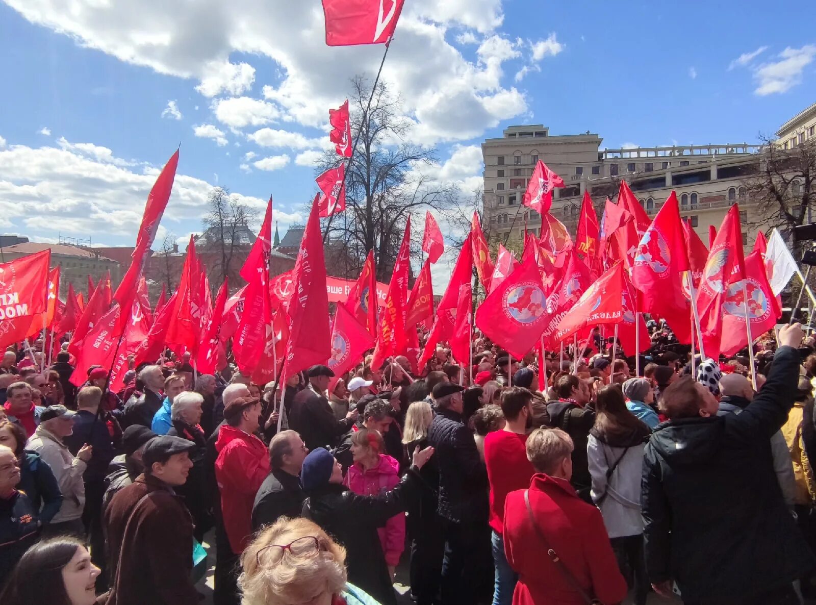 КПРФ 1 мая шествие в Москве. Митинг. Митинг 1 мая. 1 Мая 2022 КПРФ Москва. 19 20 21 мая