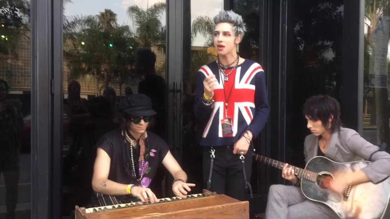 Palaye royale dead. Группа Palaye Royale. Sebastian Dancing Palaye Royale. Palaye Royale Death Dance. Спина Ремингтона из Palaye Royale.