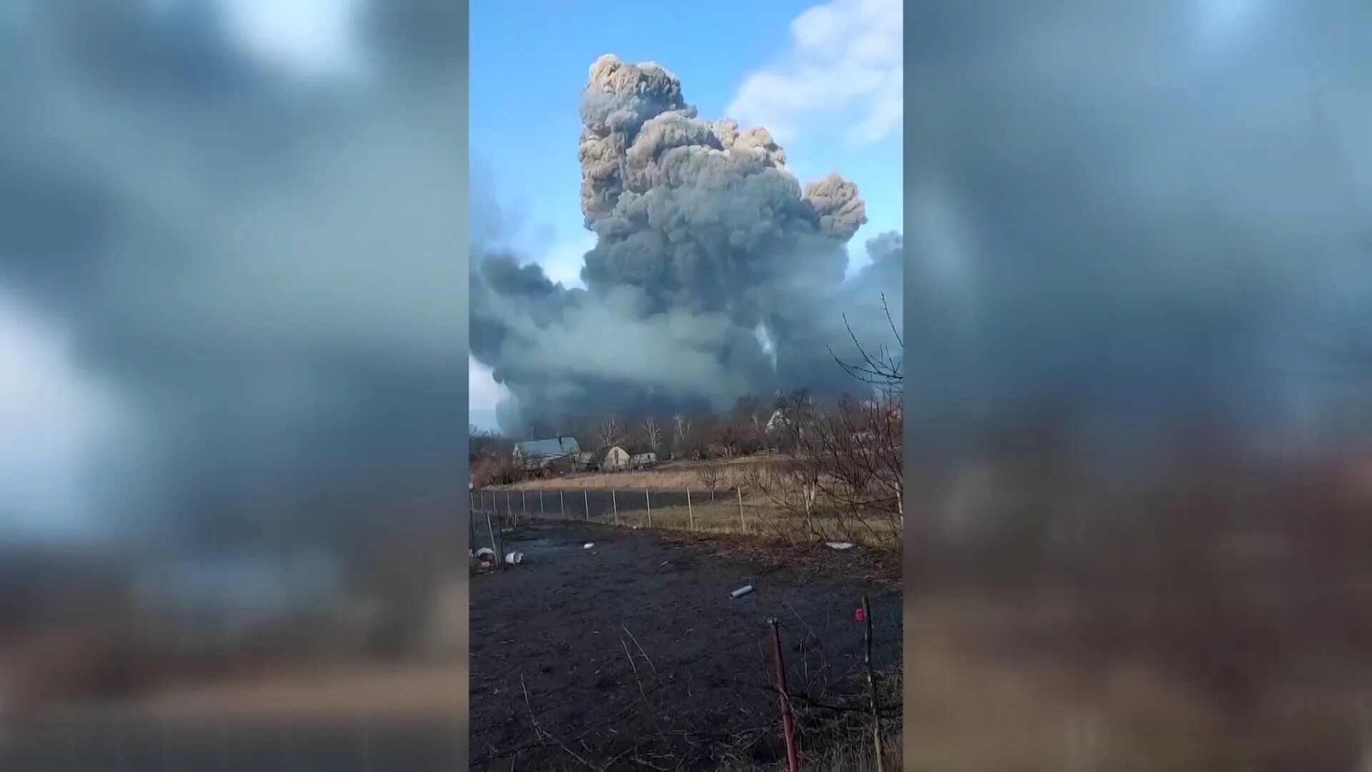 Взрыв в небе. Столб дыма. Взрыв в темном небе. Когда будут бомбить киев