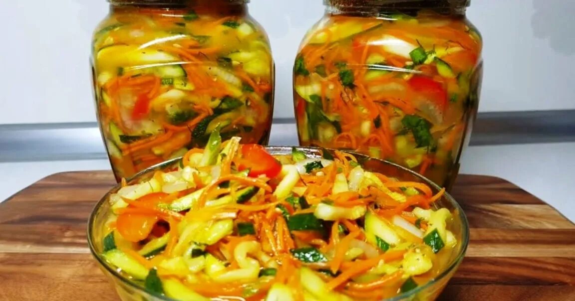 Рецепты огурцов с перцем. Огурцы по болгарски с луком и морковью. салат с кабачками на зиму. закуска из огурцов на зиму. салат из огурцов на зиму.