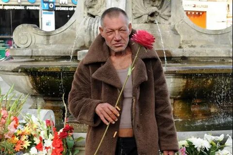 Бомж с цветами