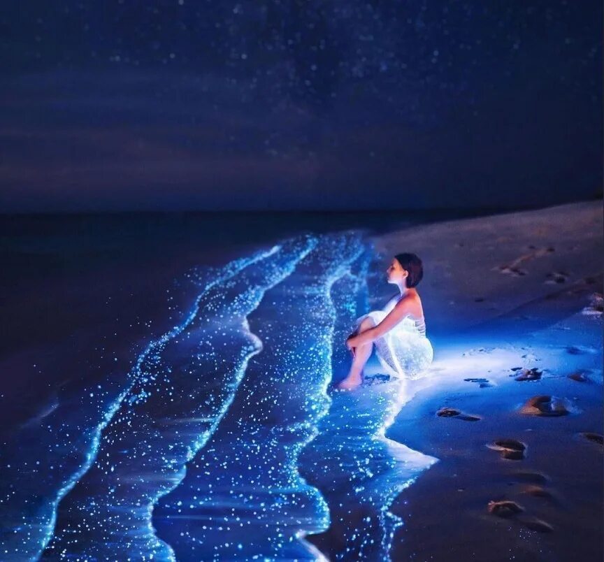 Девочка у окна. Планета земля под одеялом. Сны и сновидения. Почему ночью мечтаешь. Ребенок мечтает.