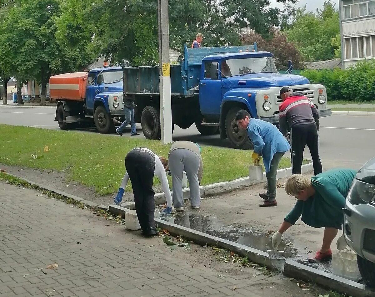 В честь приезда. Яма для автомобиля. Глава Новозыбкова Нестеров сейчас. Зам главы Новозыбкова. Флаферовка в Новозыбкове.