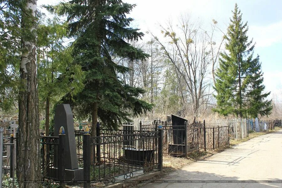 Харьковское кладбище. Харьков кладбище безлюдовское. Харьков кладбище 2. Военное кладбище. Слобожанское кладбище харьков.