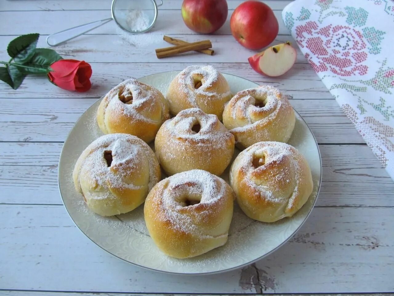 Булочки с яблоками. Булочки с яблоками из творожного теста. Булочка посыпанная сахарной пудрой. Творожные булочки с яблоками. Булочки из творога.
