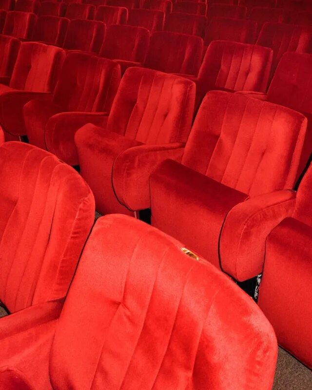Красный театр. Красный кинозал. Кресла в кинотеатре. Театр Эстетика.