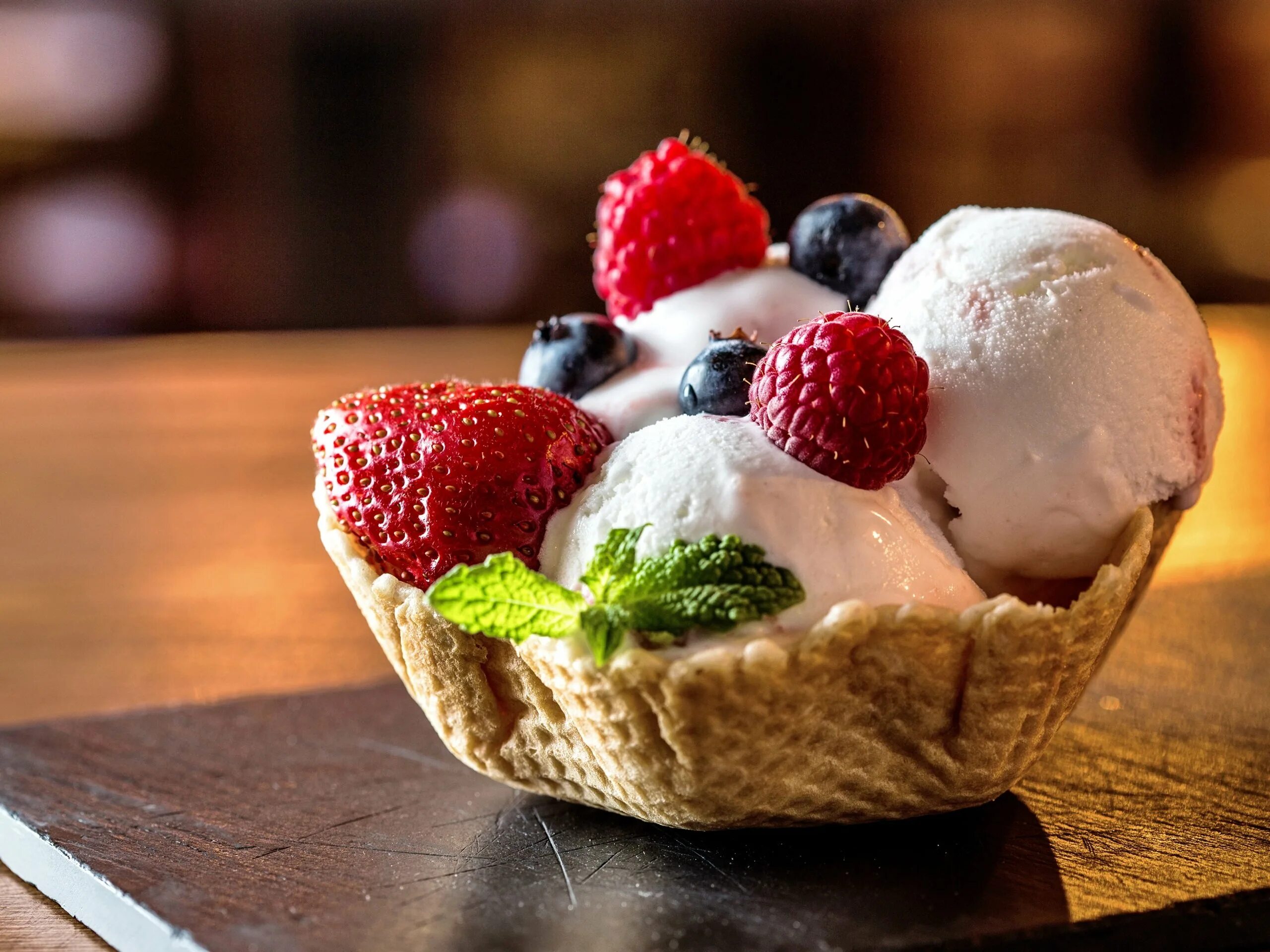 4 десерта. Пирожные с шоколадом. Торт трюфельный метрополь. Пирожное с ягодами. 4 десерта.