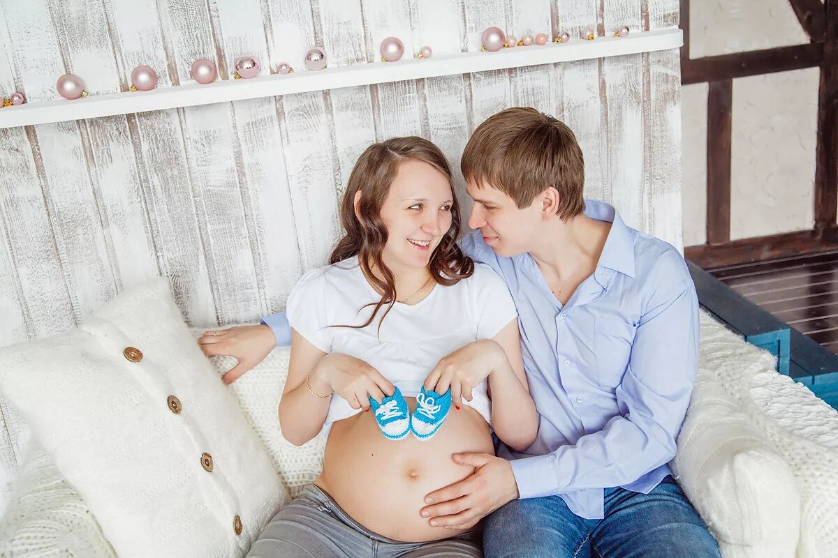 фотосессия беременности с ребенком. беременная с ребенком. семейная фотосессия беременной с ребенком и мужем. фотосессия беременной мамы с сыном. фотосессия беременной с семьей в студии.