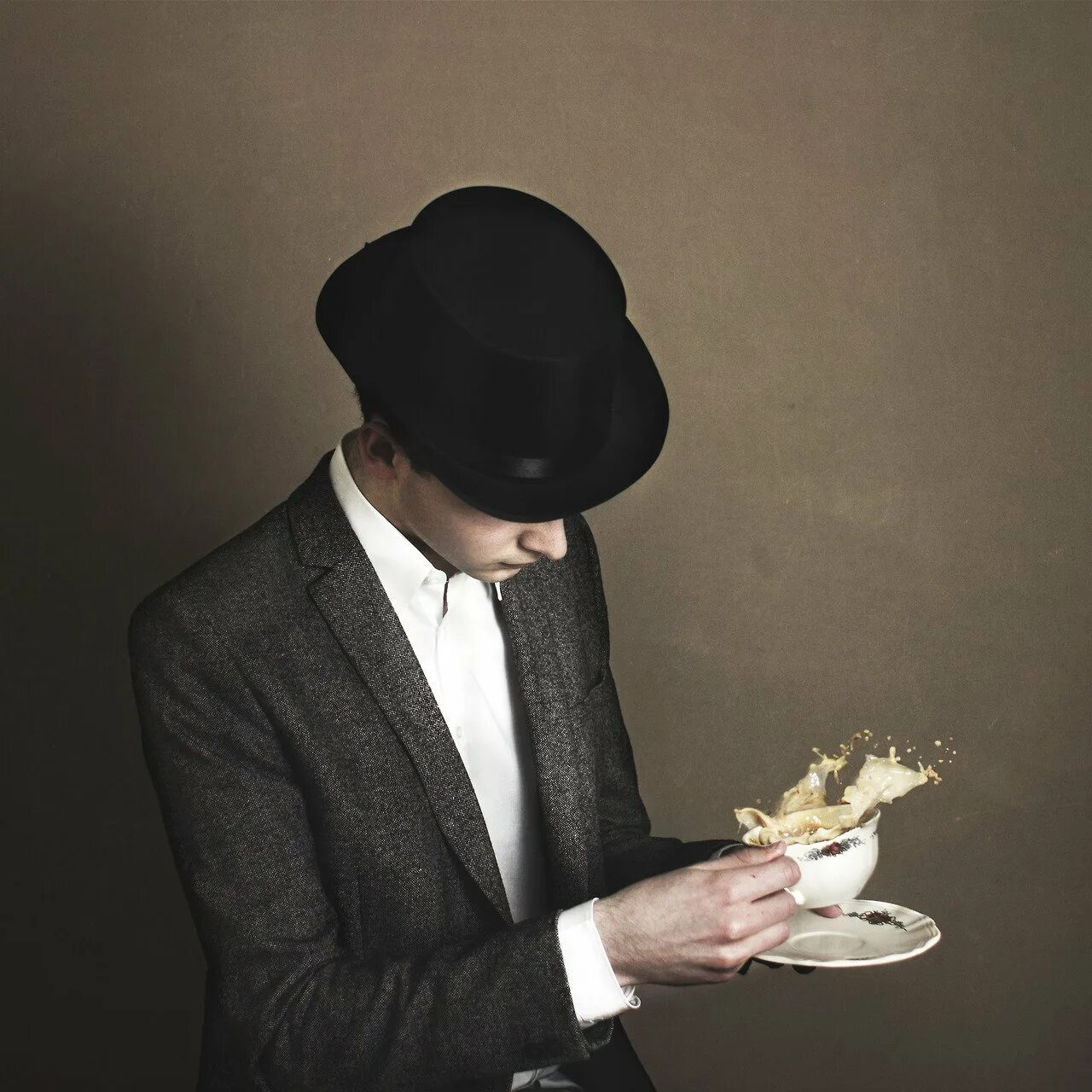 Молодой человек в шляпе. Мужчина в шляпе арт. Чувак в шляпе. Загадочный человек в шляпе. Парень в шляпе.