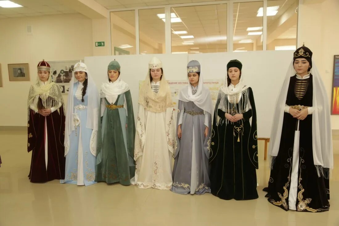 Комплект кбр. Национальный костюм кбр. национальные костюмы кабардино балкарцев. кбр нальчик национальный костюм. кабардино балкарцы костюмы.