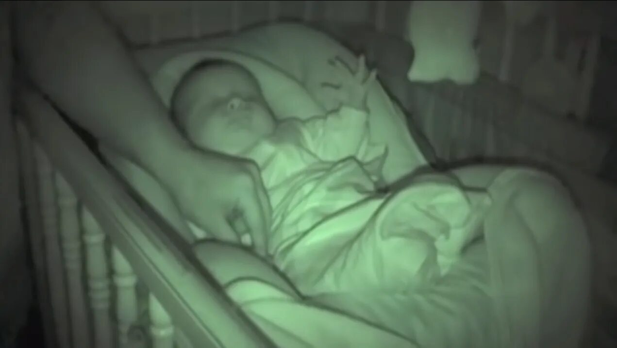 Странные звуки младенца. Спящий ребенок в темноте. Ребенок задохнулся в кроватке. Ребенок в кроватке в темноте.
