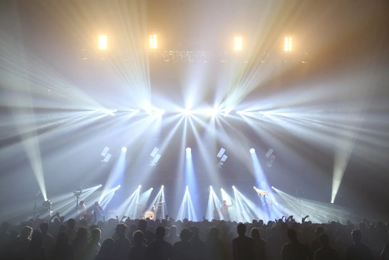 Освещение сцены. Сценическое освещение. Сцена концерт. Красивый свет на сцене. Группа прожектор.