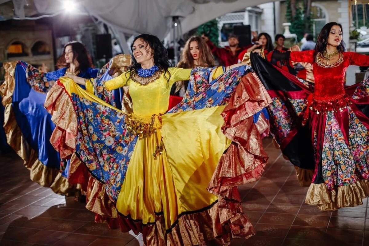 Этикет цыган. Цыганский ансамбль свэнко. Мат на цыганском языке. Дабл ачадан по цыгански. Дабл ачадан по цыгански.