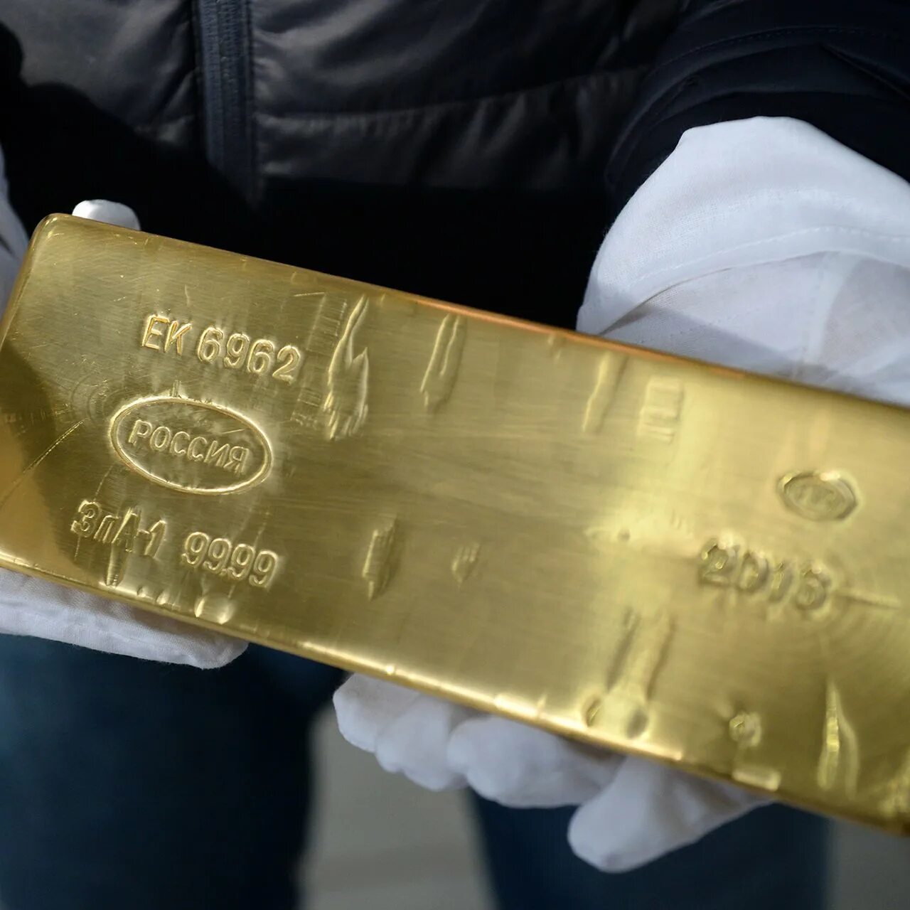 5 5 килограммов золота. Сувенирные слитки золота. Золотой слиток 12 кг. Слиток золота 1 кг. Сувенир слиток золота.