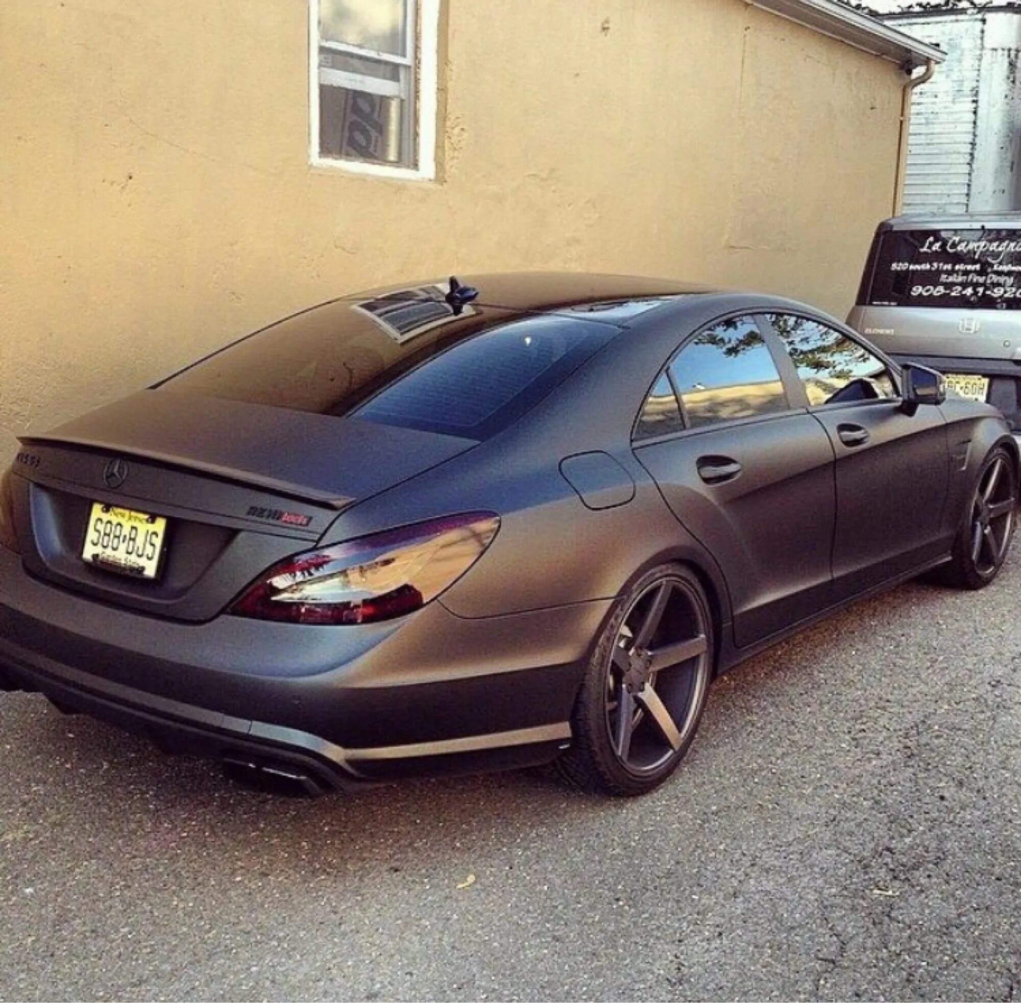 Мерс банан ахмеда. Mercedes benz cls 63 brabus. cls 63 amg brabus. mercedes benz cls brabus. мерседес банан cls 63 брабус.