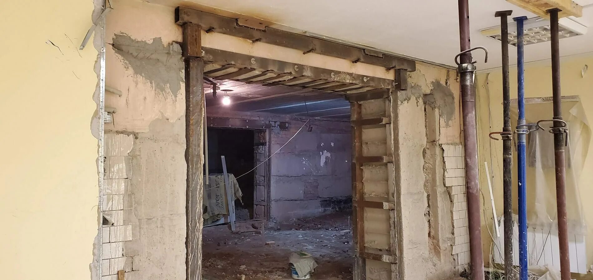 Существующий проем. Дверной проем в панельном доме. Существующий проем. Усиление дверного проема. Расширение проема в несущей кирпичной стене.