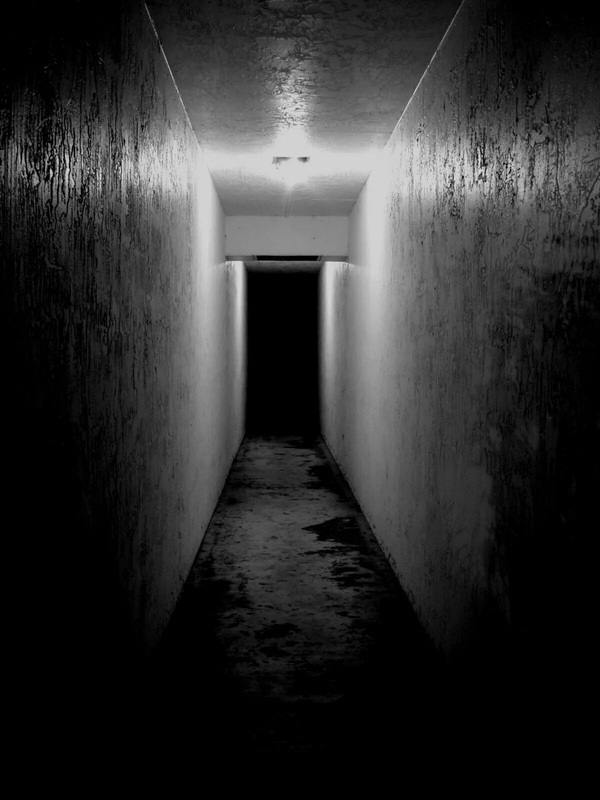 Пространство темноты. Темный коридор. Темный страшный коридор. Мрачный коридор. Длинный страшный коридор.