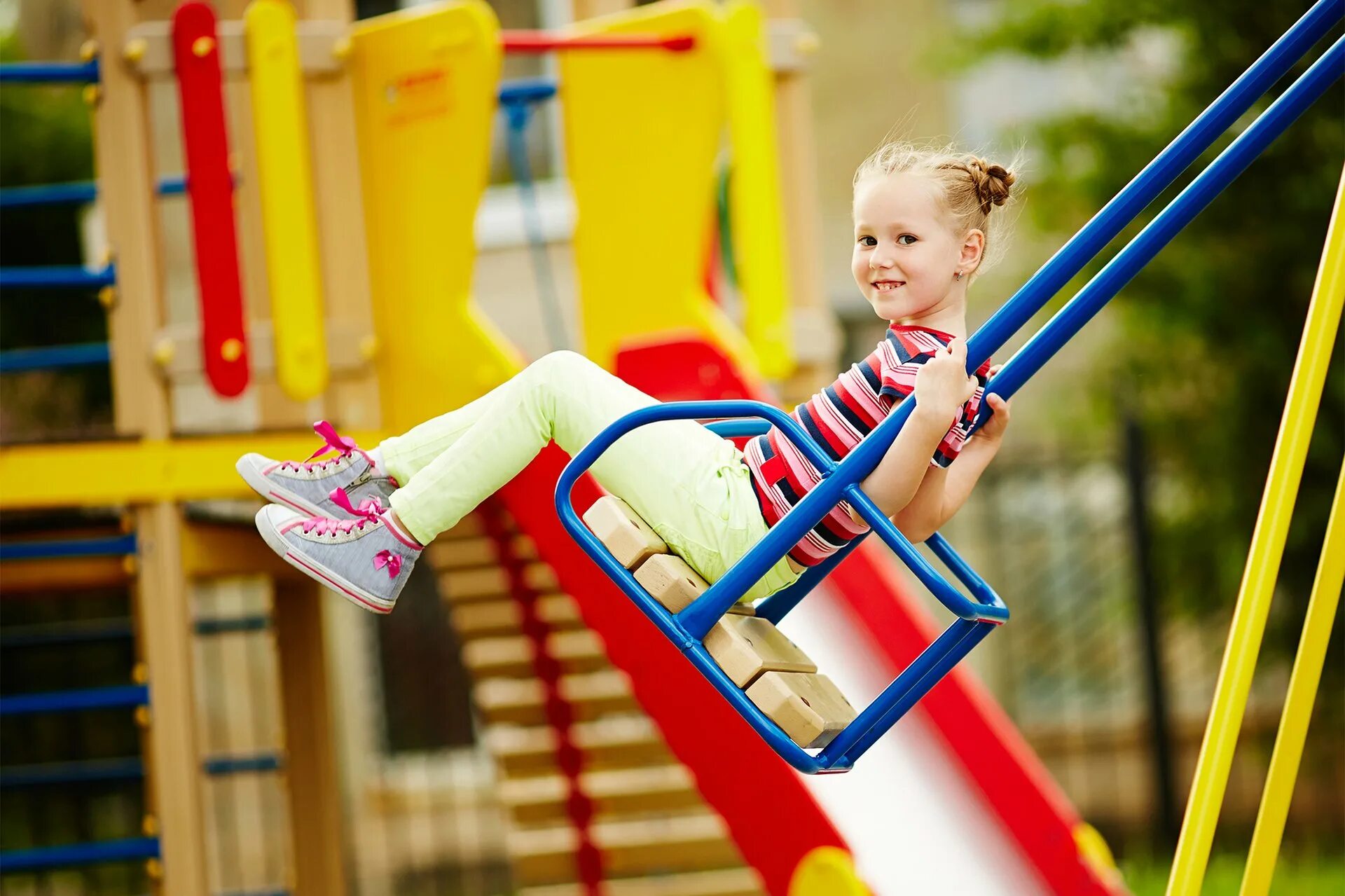 Стройка детской площадки. Дети на горке. Дети на площадке. Идти на детскую площадку. Детские площадки.