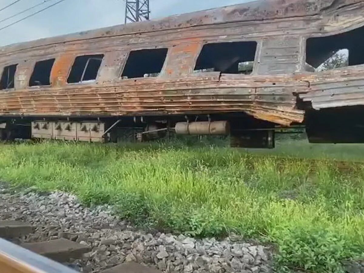 Уничтожение железнодорожных составов на Украине. Разрушенный поезд. Украинские поезда. Платформа коротких видео
