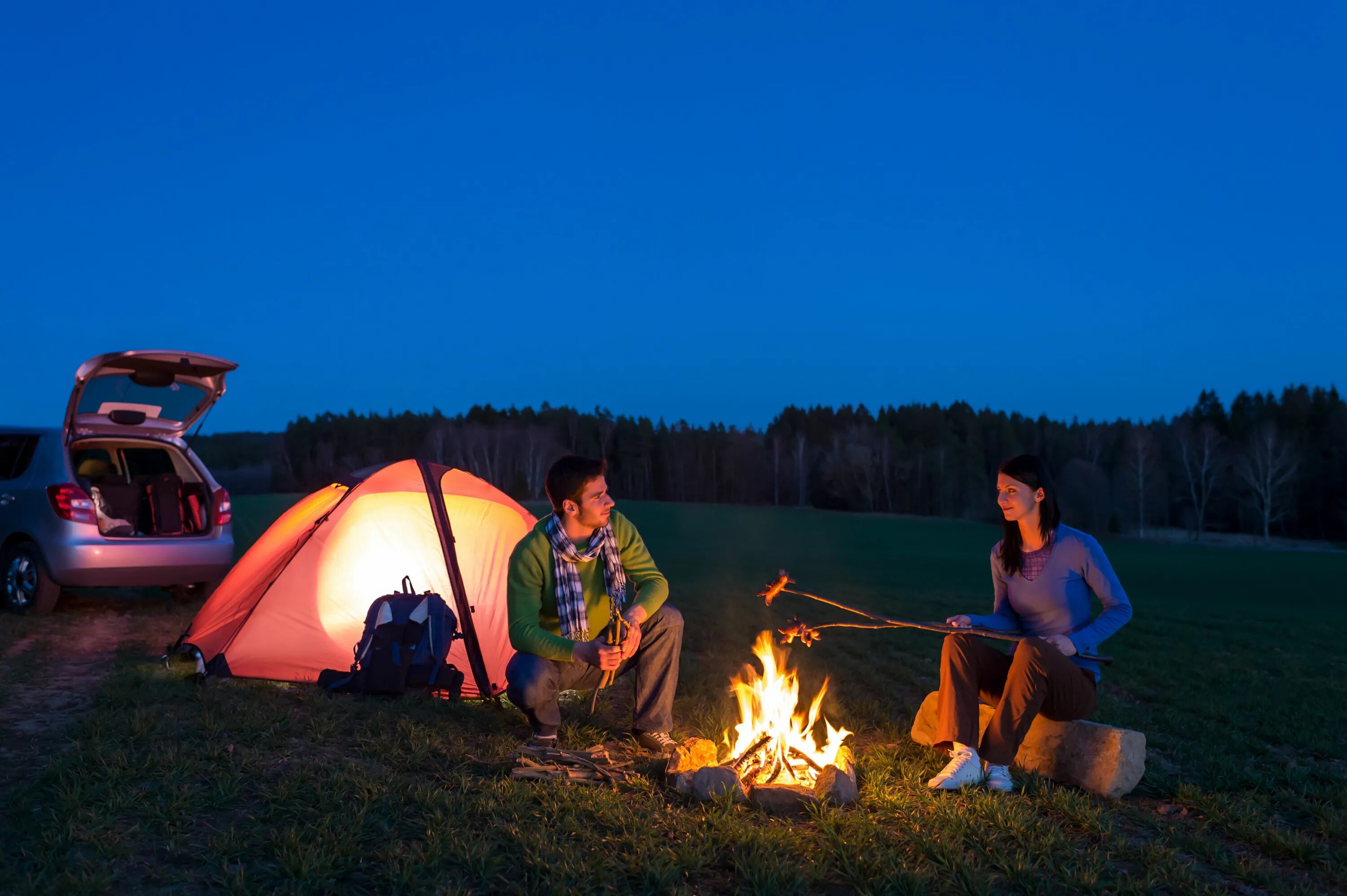 Палатка на природе. Поход с палатками. Люди на природе с палатками. Кемпинг на природе. Travel camp