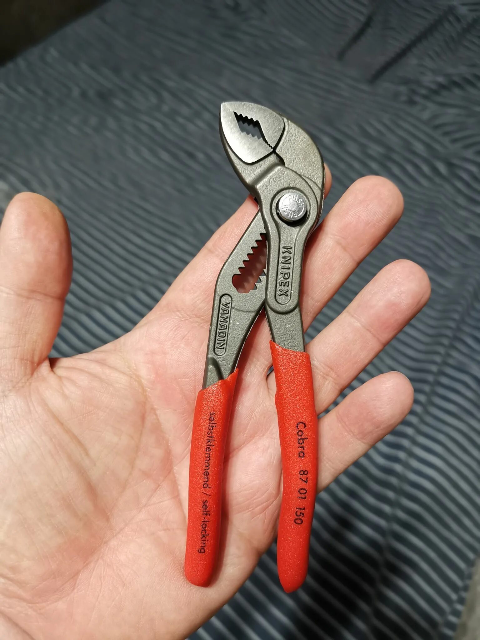 Клещи knipex cobra. Переставные клещи Knipex Cobra KN-8701150 (150 мм). Клещи Knipex 8701150. Переставные клещи Knipex Cobra. Книпекс Кобра 150.