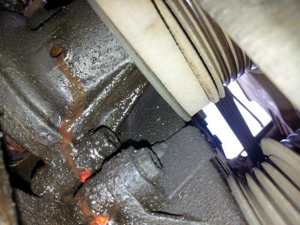 Помпа течь антифриза. Течёт помпа ваз 2107. Потекла помпа 2109. Помпа течь антифриза. Антифриз течет от помпы мазда 6 2008 года.