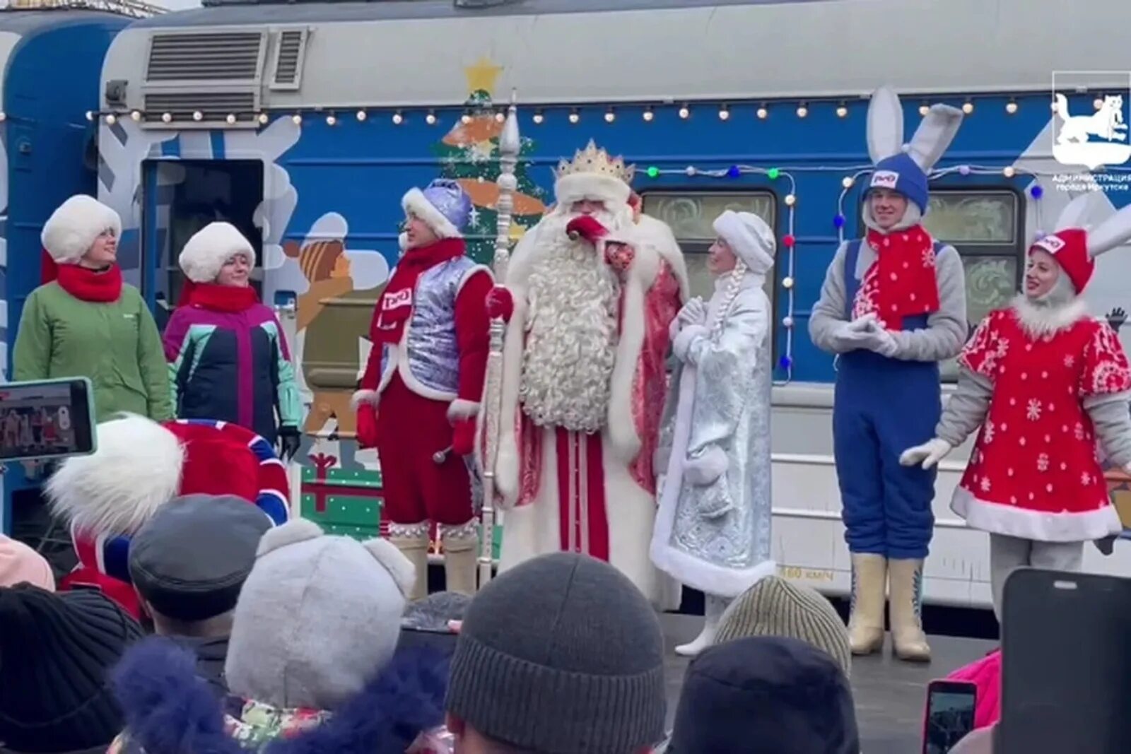 Дед мороз встречается с гостями которые приехали. Дед Мороз. Поезд Деда Мороза. Иркутский дед Мороз. Дед Мороз для детей.