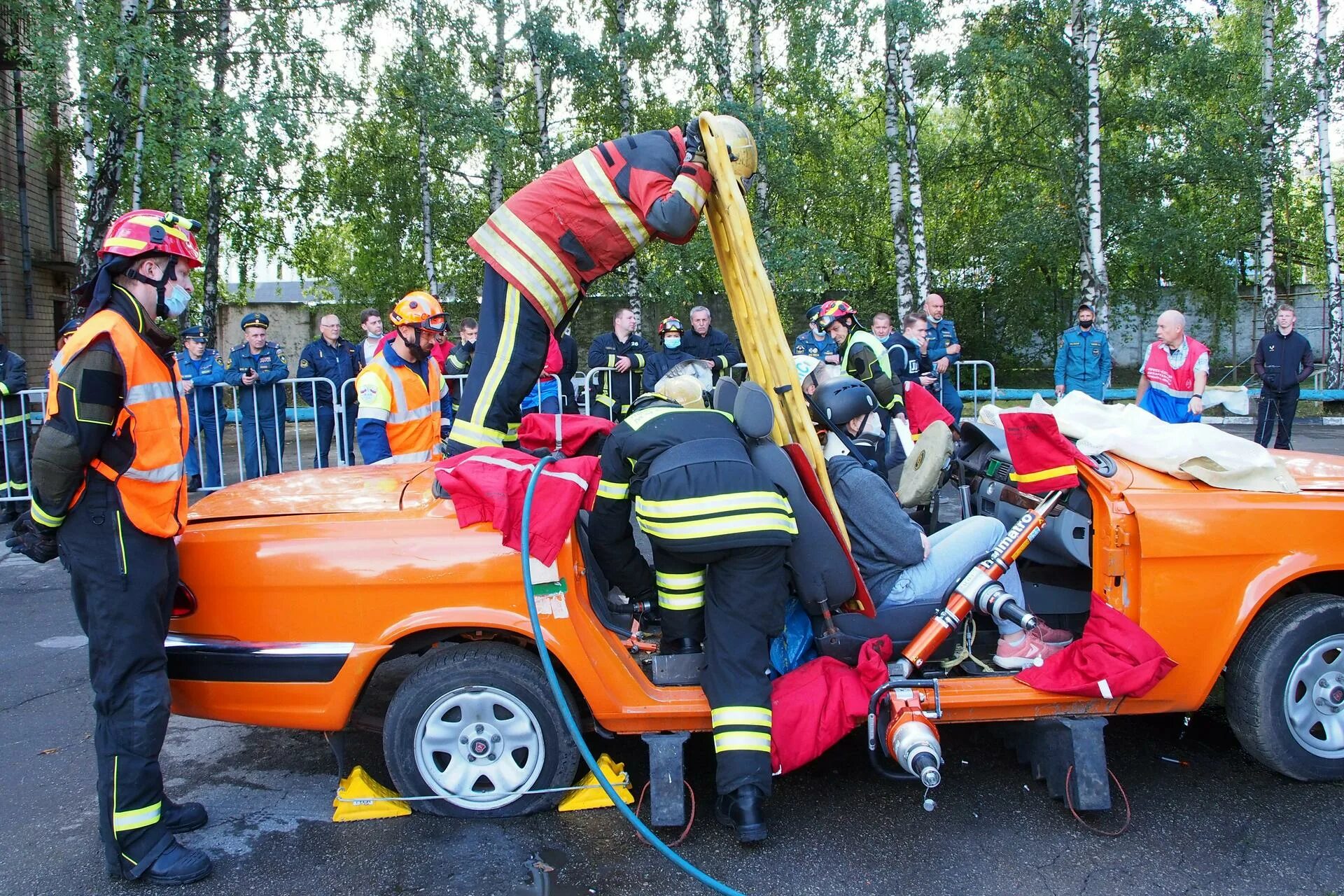 Аварийно спасательное дело. Аварийно-спасательный автомобиль. Машина спасателей. Аварийно-спасательные автомобили МЧС.