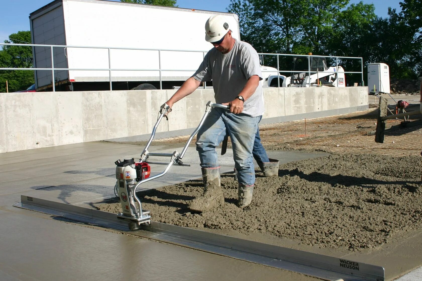 Уплотнение бетона виброрейкой
