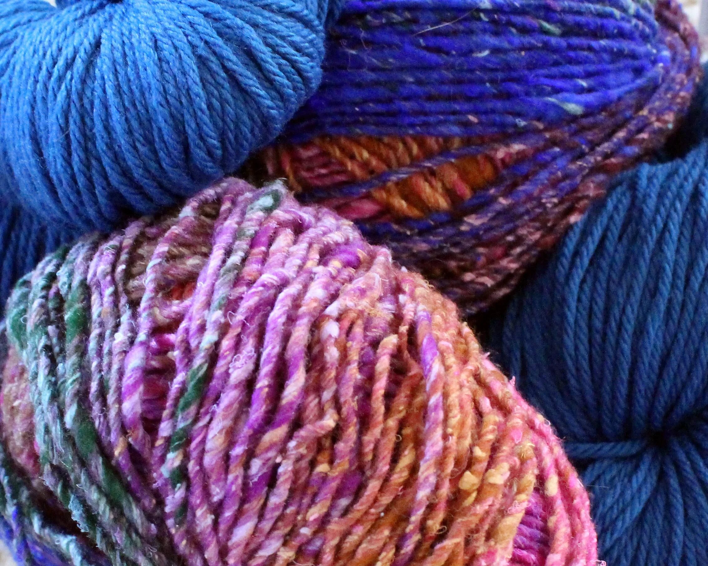 Стоимость девяти мотков пряжи. Wool Yarn пряжа. Разноцветная пряжа для вязания. Шерстяные нитки. Разноцветная шерстяная пряжа.