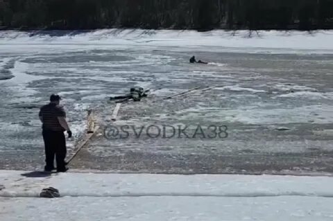 Мальчик провалился под