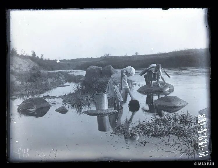 Село Никольское Тосненский район 1925. Село Никольское 1925 год. Река Тосна в Никольском. Воду из реки ведром