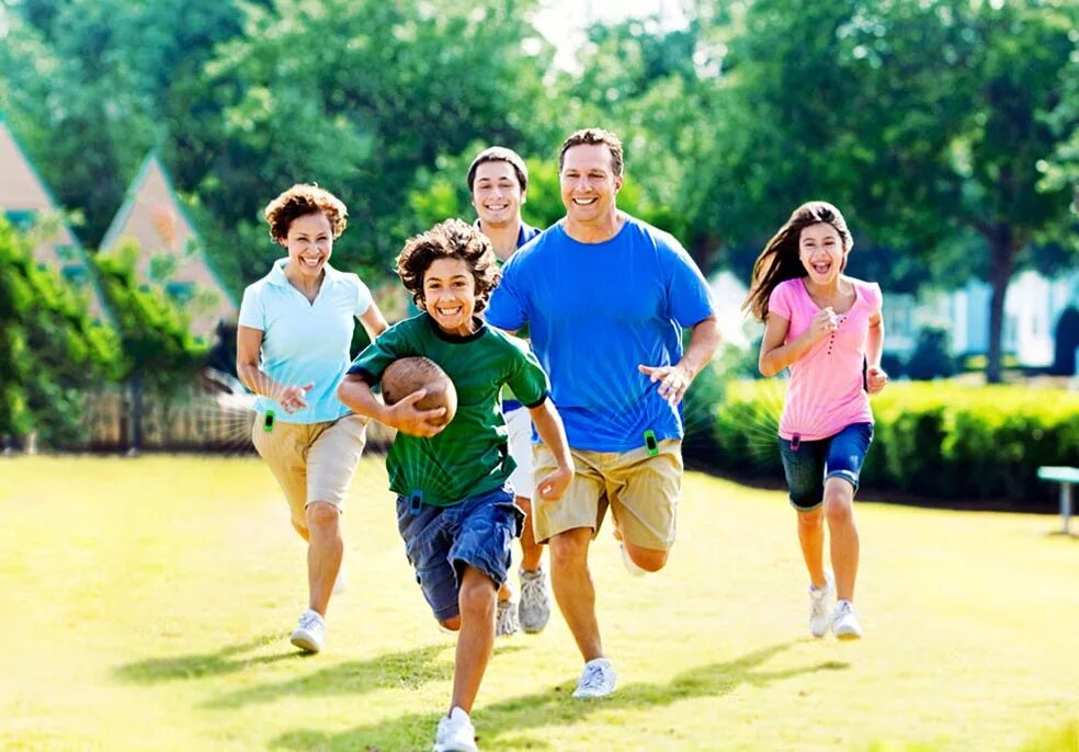 Спорт в год семьи. Спортивная семья. Сеьм язанмиается спортом. Семейные занятия спортом. Семья занимается спортом.