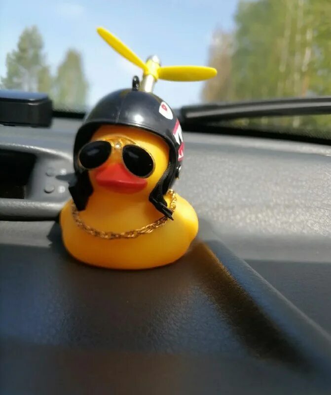 Как собрать уточку в шлеме. Игрушка утка в каске. Уточка в машину. Игрушка утенок в машину. Как собрать уточку в шлеме.
