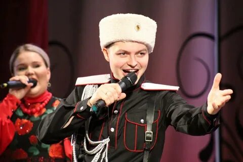 Поет в ансамбле