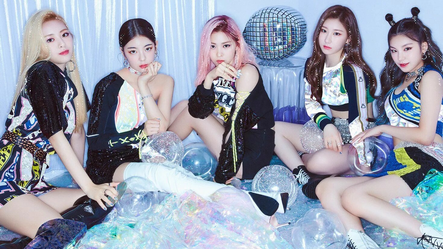 Itzy album. Итзи айси. itzy icy обложка. itzy плакат. itzy icy album.
