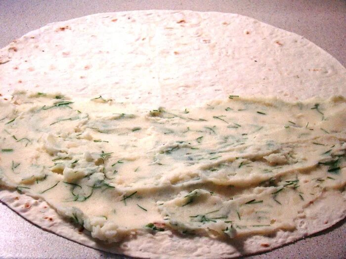 Трубочки из лаваша на завтрак. Картошка в лаваше в духовке. Лаваш с картофельным пюре на сковороде. Трубочки из лаваша с картошкой и сыром. Лаваш с начинкой картошки.