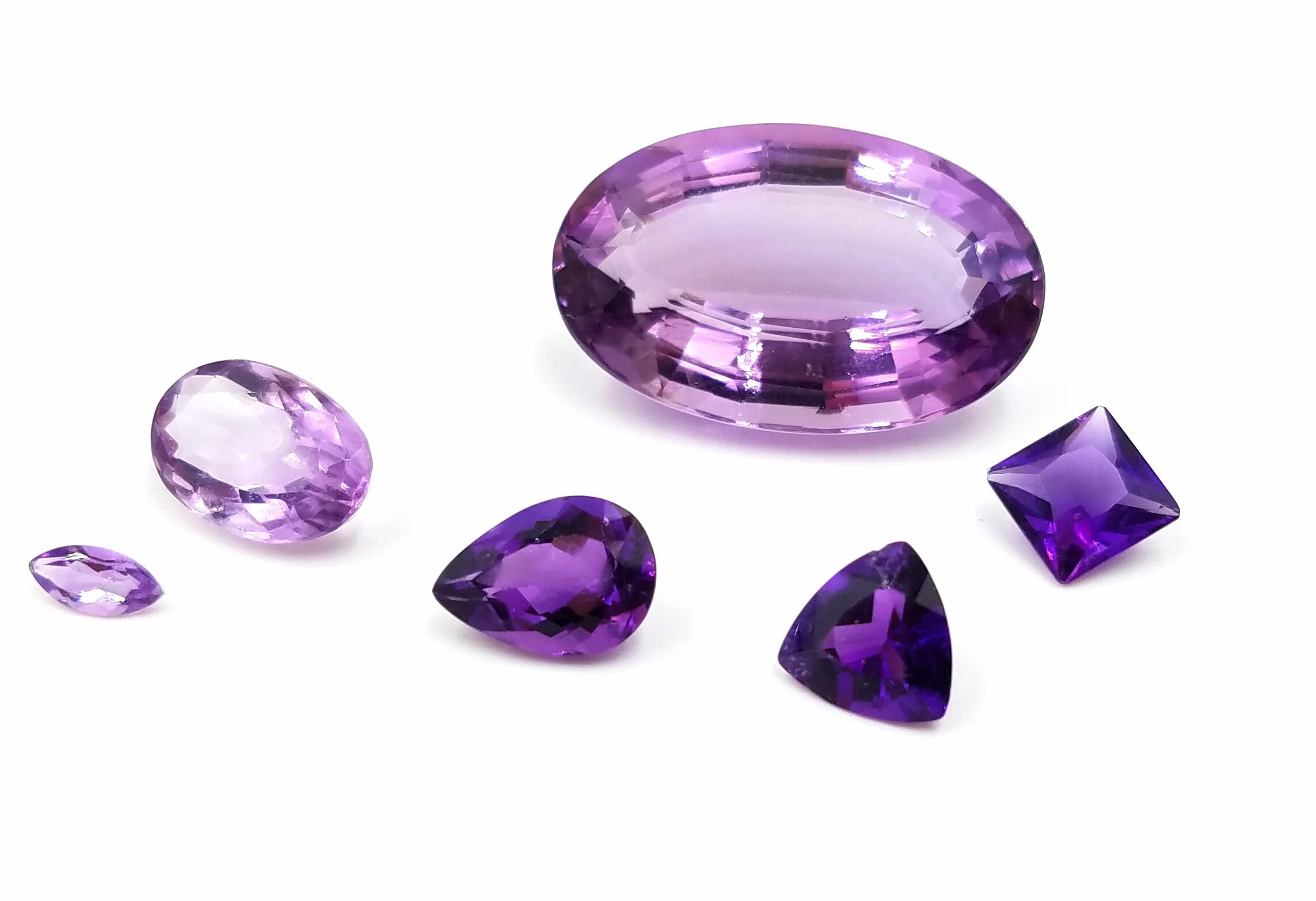 Какой камень фиолетовый. Драгоценный камень аметист. Аметист камень цвет камня. Фиолетовый драгоценный камень. Фиолетовый аметист.