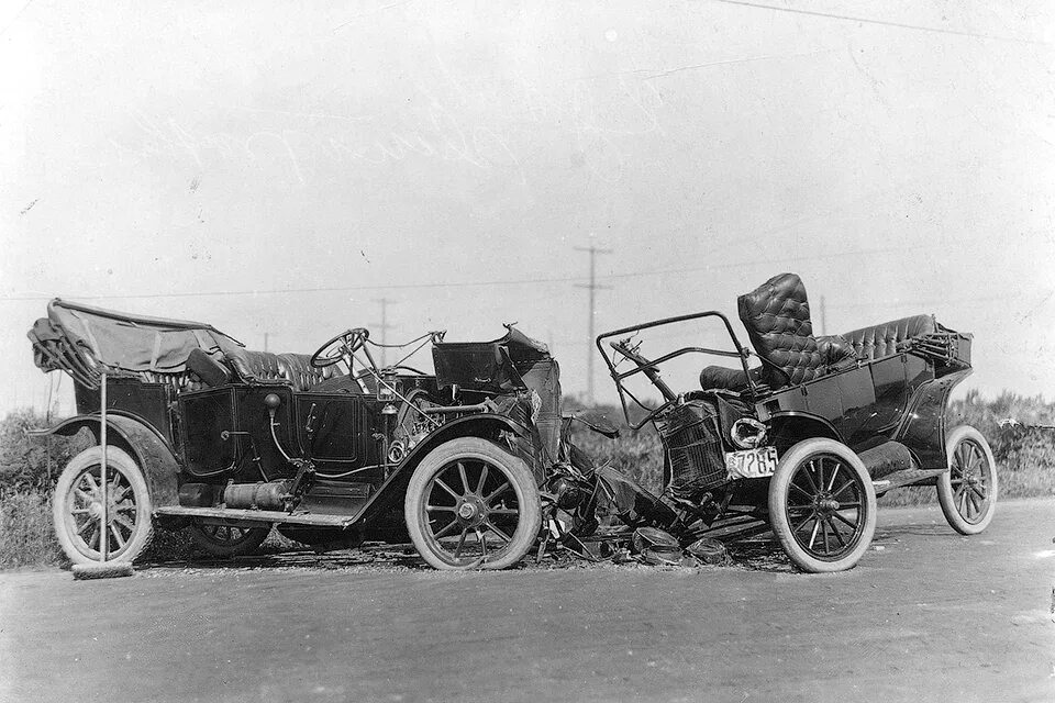 Автомобили бывшем употреблении. ДТП В штате Огайо в 1895. Роллс Ройс 1895 года. Авария двух машин в Огайо 1895. Автомобили 1865 года.