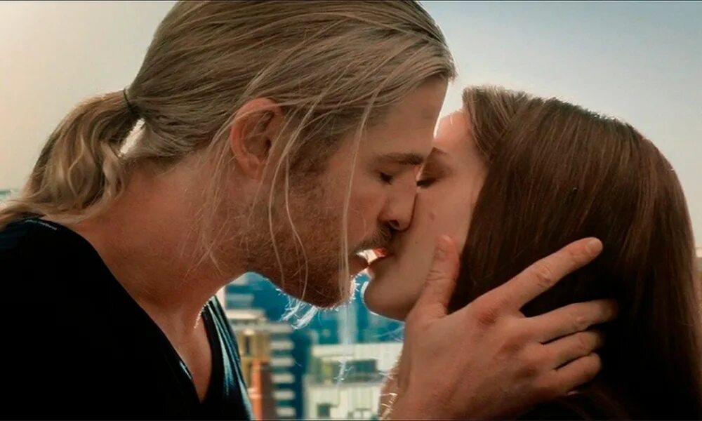 Kiss kiss chris. Крис Хемсворт и Натали Портман поцелуй. Тор 2 царство тьмы поцелуй. Тор 2 Крис Крис Хемсворт. Натали Портман и Крис Хемсворт поцелуй в фильме.