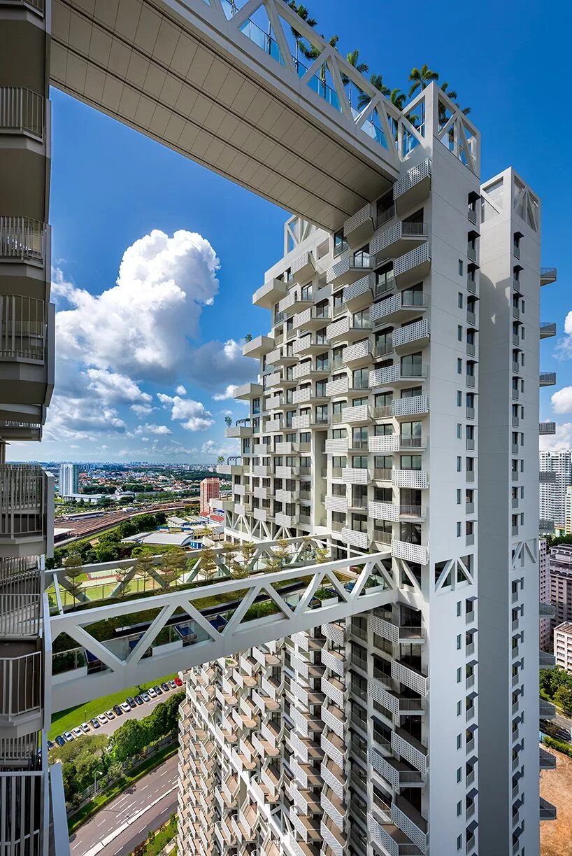 Башни соединенные мостом. Галерея соединяющая два здания. Бассейн sky pool. Галерея здание. Моше сафди сингапур.