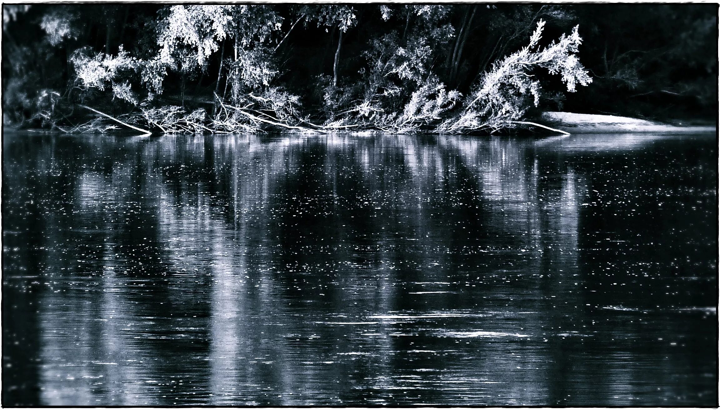 Темная река слова. Вода темная река. Отражение в воде в черно белом. Мистическое озеро. Пейзаж белым по черному.