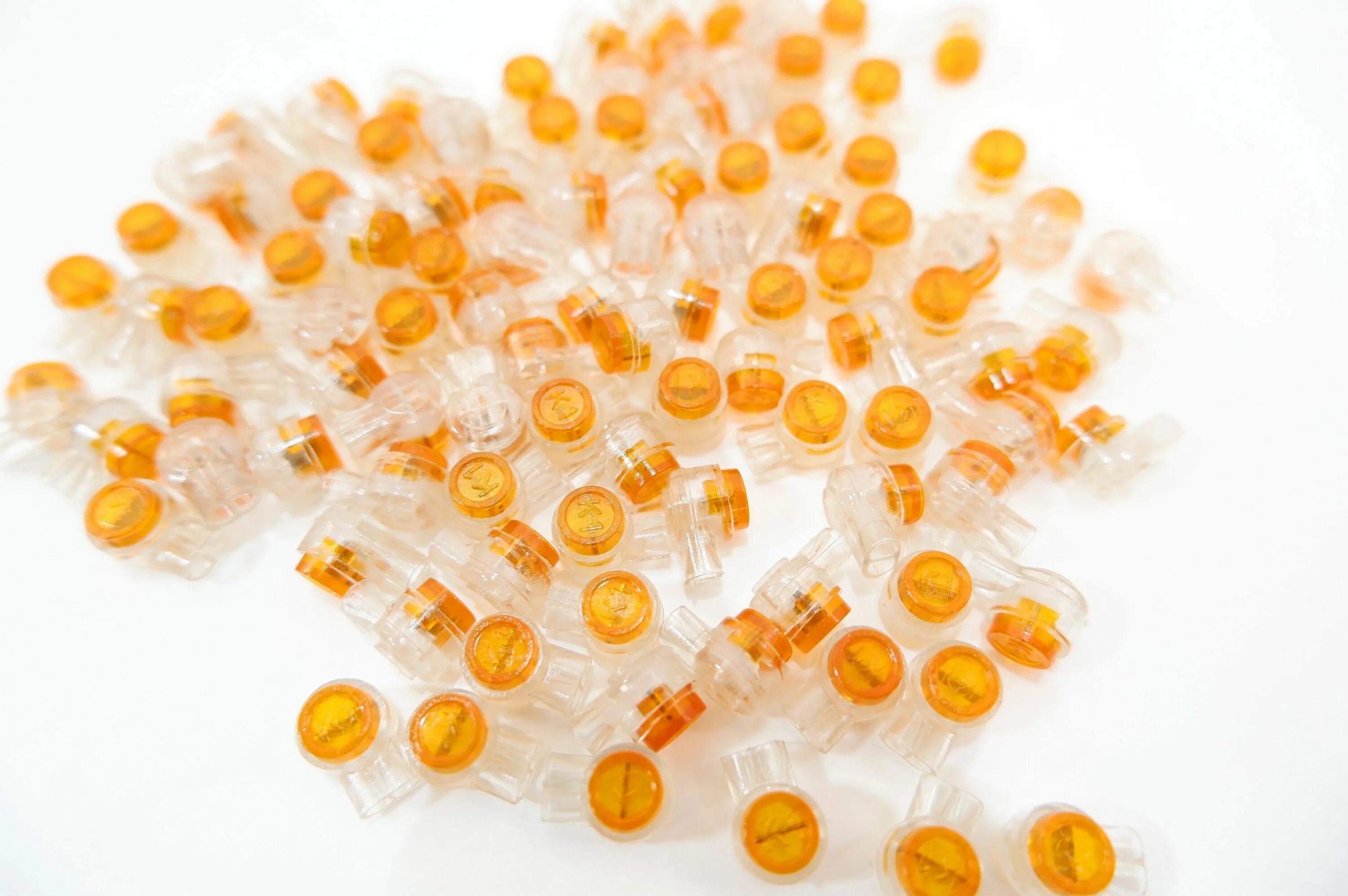 Соединение проводников прямоугольного профиля. Соединитель проводов twt 0. Соединитель проводников. Соединитель проводов 220 вольт планка. Соединение проводников.