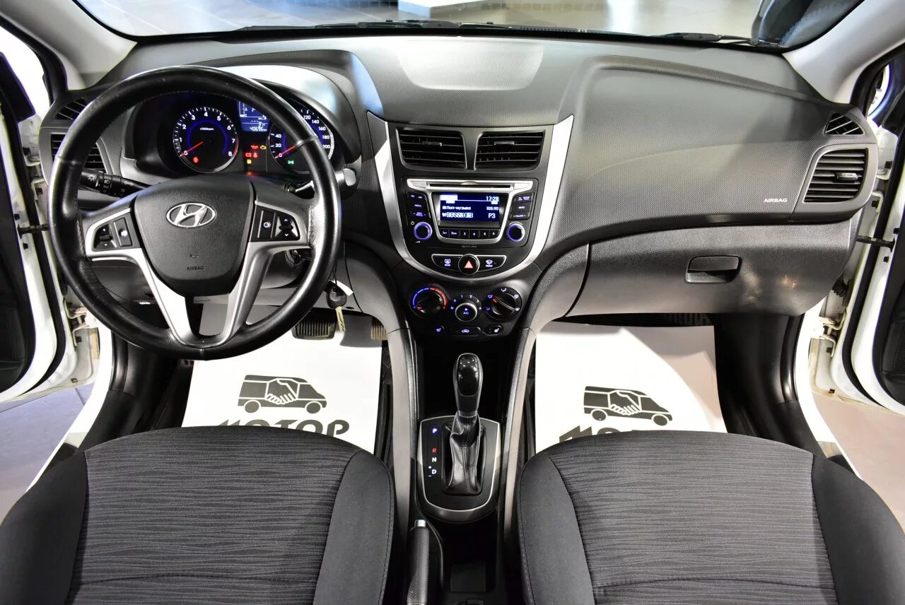 Хендай внутри салона. Hyundai Solaris 2015 Interior. Hyundai Solaris 2015 салон. Hyundai Solaris 2015 хэтчбек салон. Hyundai Solaris 2015 салон автомат.